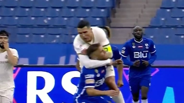 Cristiano Ronaldo parece peleador de lucha libre
